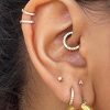 Daith piercing met diamanten van Culet Daith piercing met diamanten van Culet